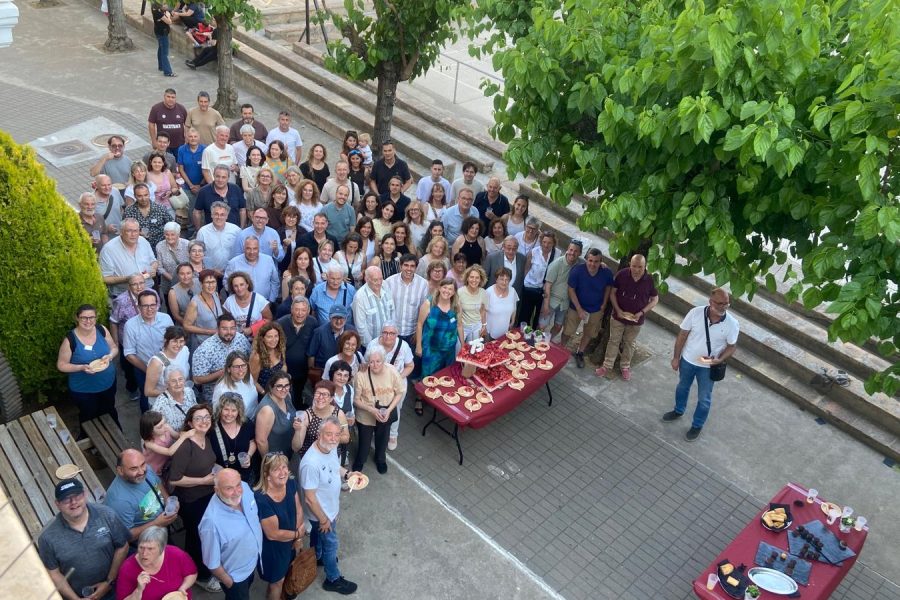 foto grup amb el pastís 75 anys